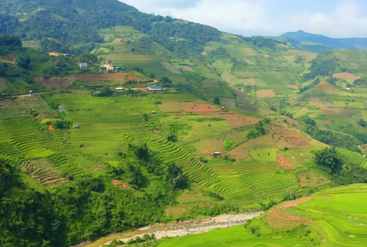 Apesar do risco, há um benefício: devido às erupções, o vulcão solta minerais na terra, auxiliando na agricultura. O magnésio, cobre, ferro, zinco e o enxofre, por exemplo, são nutrientes importantes para as plantas. 