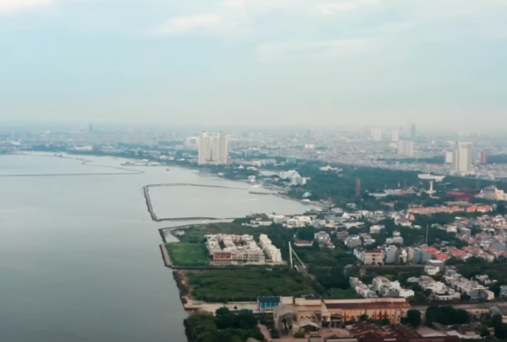 A cidade tem mais de 10 milhões de habitantes. O afundamento ocorre porque um número cada vez maior de pessoas retira água dos aquíferos abaixo da cidade.