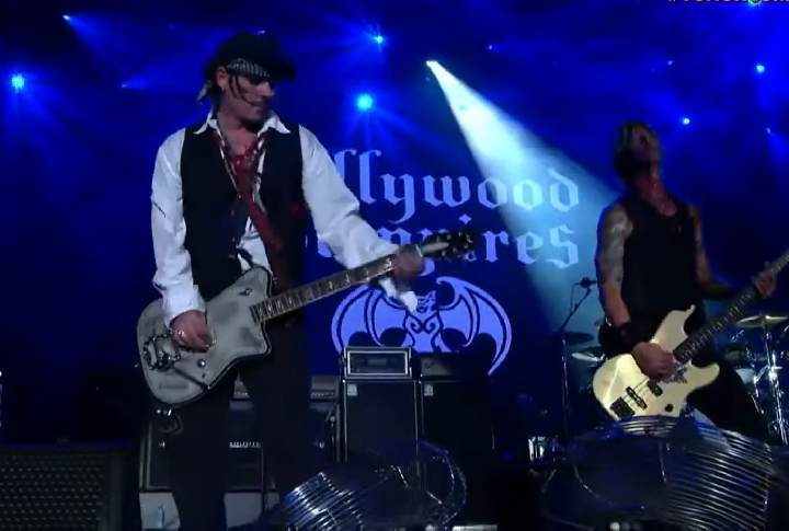 Johnny Depp: O ator já foi membro de quatro bandas de rock. Atualmente, Depp é guitarrista na “Hollywood Vampires”, grupo que também já se apresentou no Rock in Rio, na edição de 2015.