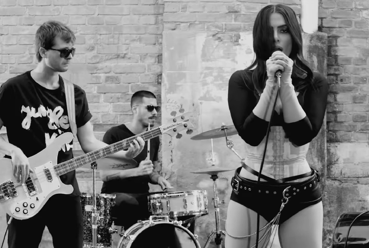 Cleo Pires: Embora não com a mesma dedicação do irmão, Fiuk, a atriz carioca, nascida em 2/10/1982, seguiu a veia musical do pai, Fábio Júnior. Ela lançou dois projetos musicais, ambos em 2018: “Jungle Kid” e “Melhor que Eu”.