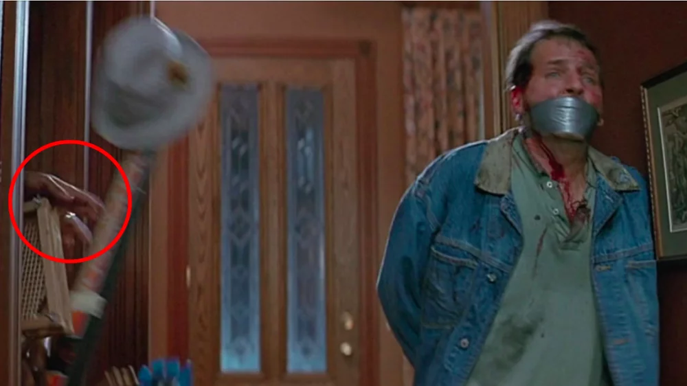 “Dá uma mãozinha” em “Pânico” (1996): Na sequência final do filme, quando um dos personagens sai de um closet, é possível ver surgir, rapidamente, um par de mãos de algum membro da equipe.