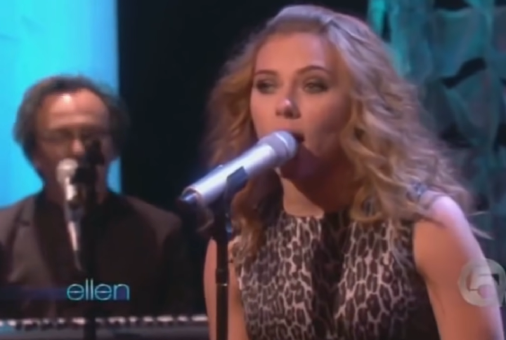 Scarlett Johansson: A atriz lançou um álbum em 2008, chamado “Anywhere I Lay My Head”, além de ter participações em discos de alguns artistas não muito famosos. Em 2015 formou uma banda, a “The Singles”, mas sem muito sucesso.