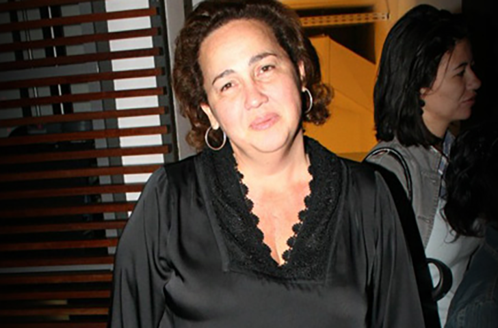 Ela fez o curso normal, para ser professora, com especialização em maternal e jardim de infância. Mas ainda na juventude começou a atuar em teatro amador. 