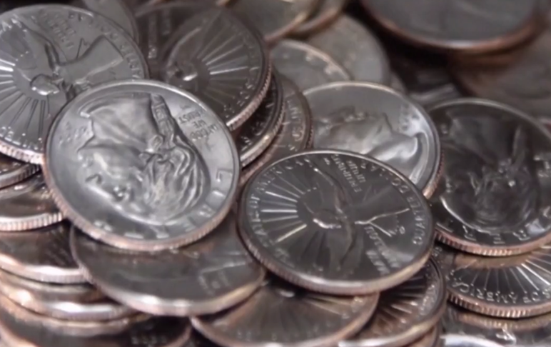 A moeda de Maya Angelou é a primeira da série Proeminent American Women (mulheres americanas proeminentes), que vai homenagear 20 nomes femininos com papel relevante na história do país.  Cinco entrarão em circulação este ano. 