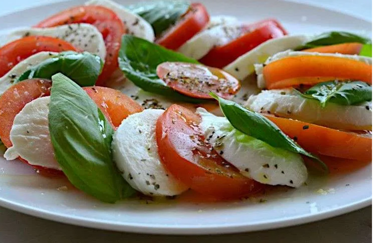 A muçarela de búfala combina bem com tomate, rico em vitaminas e sais minerais, e pouco calórico (o que compensa o elevado teor de calorias do queijo). 