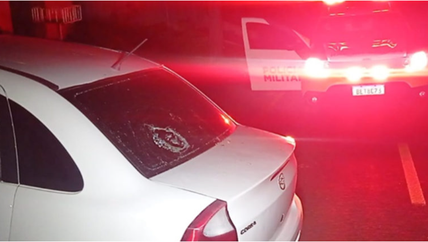 Em Campo Mourão, no Paraná, um adolescente surtou e passou a bater no pai e a xingar a madrasta. Ele também danificou o carro da família e só parou com a chegada da polícia.  