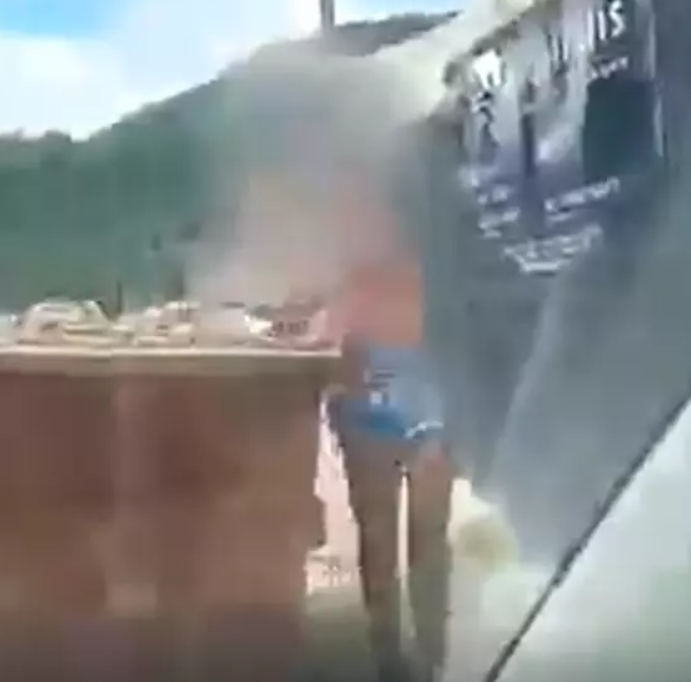 Em Porto Belo, litoral norte de Santa Catarina, uma mulher se descontrolou ao ver o ex-companheiro com a namorada, em19/4/2022,  e começou a atirar pedras no vidro do carro . Ela chegou a subir no veículo e o ex-marido foi obrigado a sair para pegá-la no colo e afastá-la do local. 