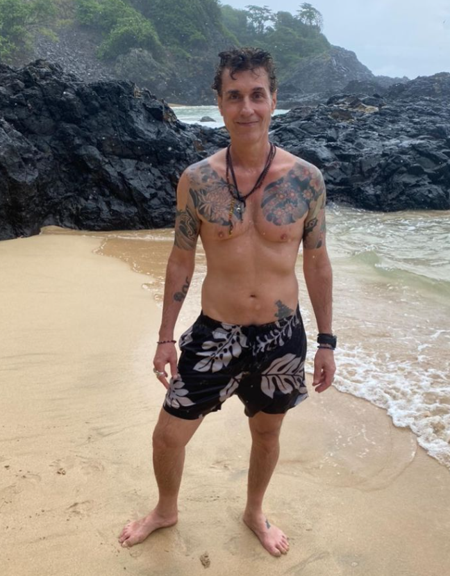 Dinho Ouro Preto - Cantor - Filho do embaixador Afonso Celso de Ouro Preto e da embaixatriz Marília de Ouro Preto, historiadora. É descendente da nobreza brasileira (neto de conde e bisneto do Visconde de Ouro Preto). Morou nos EUA, Áustria e Suíça.