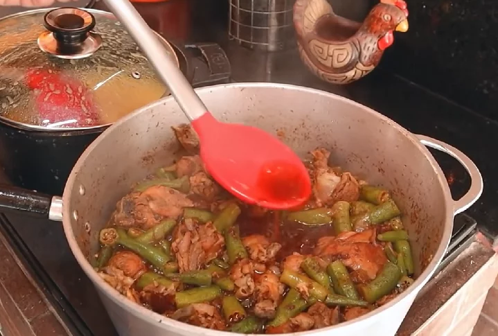 Frango com quiabo: um prato simples e saboroso, feito com frango, quiabo e temperos. Quem sabe fazer consegue retirar a baba do quiabo.