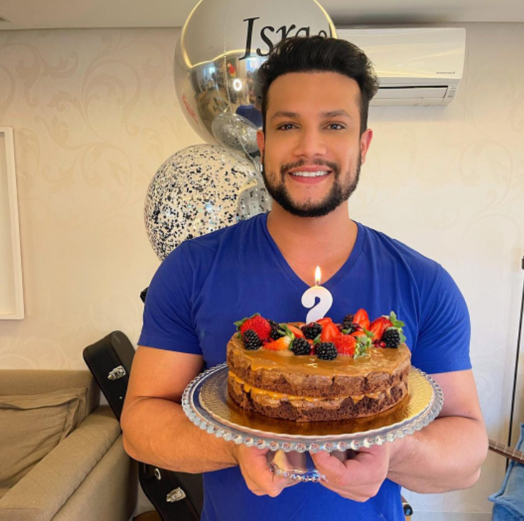 Israel Novaes - Cantor sertanejo - Filho de produtor rural e pastor evangélico, cursou Direito, conciliando o estudo com os shows. 