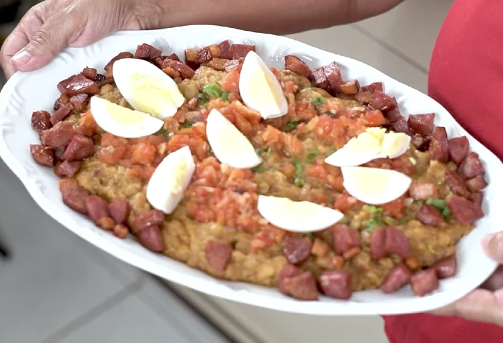 O prato costuma ser servido acompanhado de linguiça de porco, arroz, ovos e couve, como enfatiza a publicação internacional.
