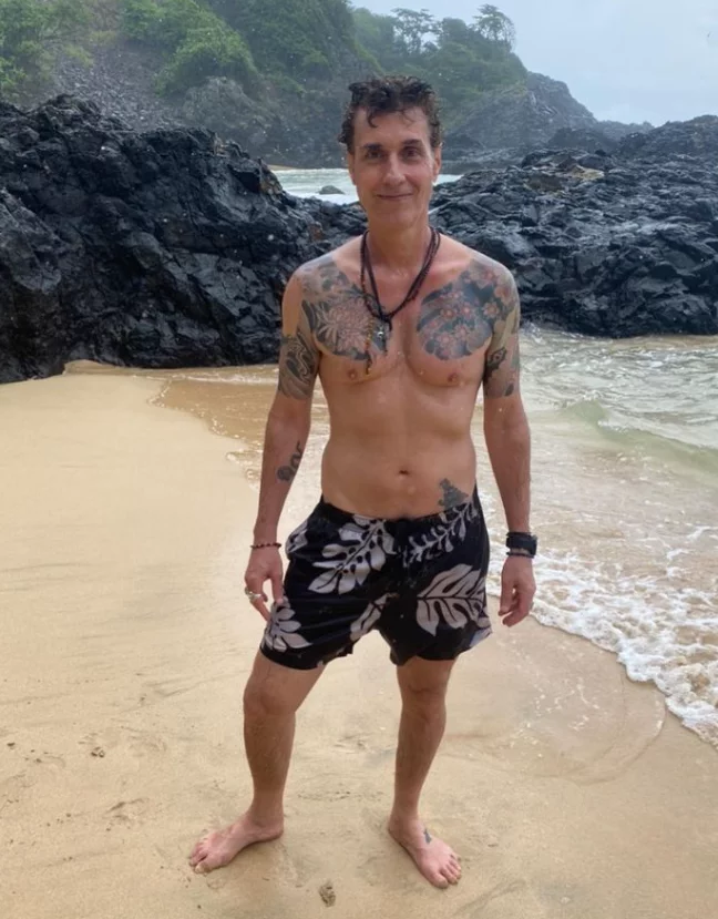 Dinho Ouro Preto - Cantor - Filho do embaixador Afonso Celso de Ouro Preto e da embaixatriz Marília de Ouro Preto, historiadora. É descendente da nobreza brasileira (neto de conde e bisneto do Visconde de Ouro Preto). Morou nos EUA, Áustria e Suíça.