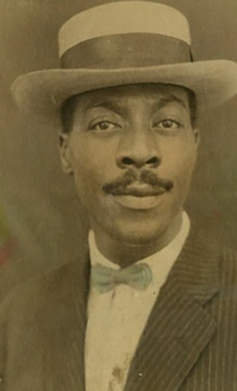 Este homem do passado lembra muito um ator de cinema americano, né?  Um comediante de grande sucesso.  Já sabe qual?