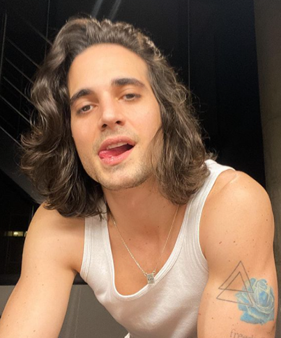 Fiuk - O ator e cantor paulista, nascido em 25/10/1990, filho do ator, cantor e compositor Fábio Júnior, se chama Filipe Kartalian Ayrosa Galvão. Mas oficializou como nome artístico o apelido dado a ele por amigos.