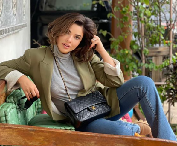 Vanessa Giácomo - A atriz nascida em Volta Redonda (RJ), em 29/3/1983, decidiu homenagear o avô italiano, mas aportuguesou o sobrenome com a grafia Giácomo, com acento no A. 