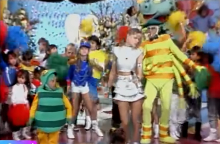 O programa, voltado para o público infantil, rapidamente se tornou um fenômeno de audiência, consolidando Xuxa como a Rainha dos Baixinhos. 