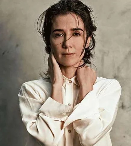 Marjorie Estiano - A atriz paranaense, nascida em 8/3/1982,  se chama Marjorie Dias de Oliveira. O sobrenome adotado na carreira artística é o do avô, Sebastião Estiano, que morreu antes do nascimento de Marjorie. 