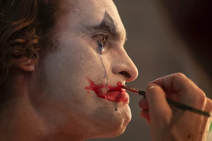 A trama mostra a ascensão do comediante frustrado Arthur Fleck (Joaquin Phoenix) no temido vilão Coringa. 
