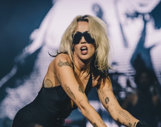 A cantora americana Miley Cyrus nascida em 1992, se chama Destiny Hope (Destino Esperança) Cyrus. Ela mudou oficialmente seu nome em 2008. Escolheu Miley porque era muito alegre e chamada de Smiley (sorridente) pelo pai. Tirou apenas o S