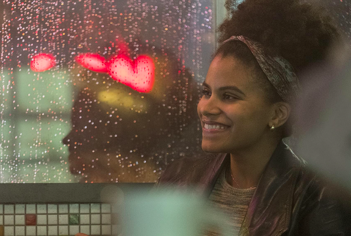 Além dos dois, o filme conta com o retorno de Zazie Beetz (foto), que viveu Sophie, interesse amoroso de Arthur no primeiro longa, além de Brendan Gleeson (de Os Banshees de Inisherin) e Catherine Keener (de Corra!).