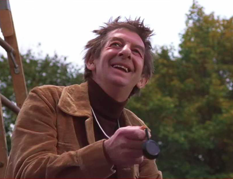 O personagem de Jack MacGowran, por exemplo, é o primeiro a morrer no filme, caindo de uma escadaria. Uma semana após gravar seu papel, o ator realmente faleceu, vítima de uma pneumonia.