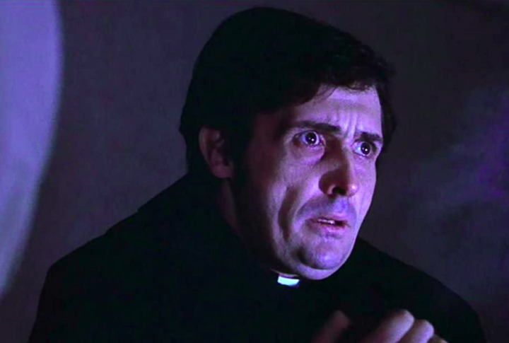 Além dele, um homem que cuidava da refrigeração onde aconteciam as cenas de possessão faleceu sem explicações e um vigia que cuidava do set foi morto a tiros durante a madrugada.