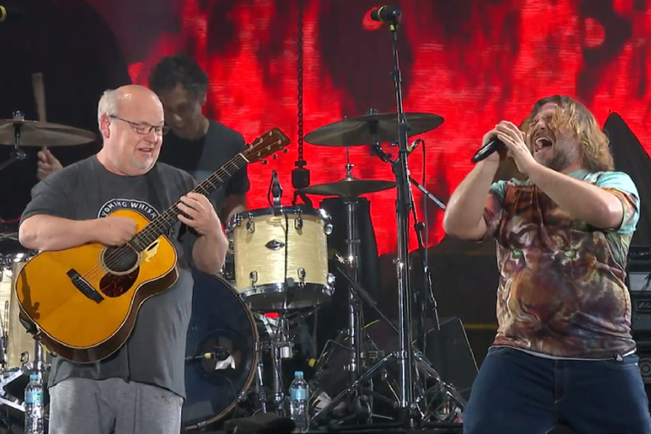 O carismático ator também é vocalista da banda de rock “Tenacious D”, que existe desde 1994. Ele chegou a se apresentar no Brasil, quando veio ao Rock in Rio de 2019 (foto).