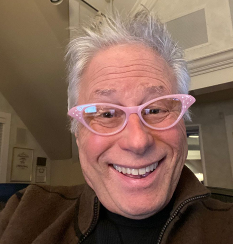  Alan Menken (1949 - 72 anos) - Compositor, pianista e violinista. Famoso por trilhas sonoras de filmes da Disney. Seus trabalhos mais reconhecidos são A Pequena Sereia, A Bela e a Fera, Aladdin e Pocahontas. Cada um desses filmes lhe rendeu dois Oscars (Trilha Sonora e Canção Original).