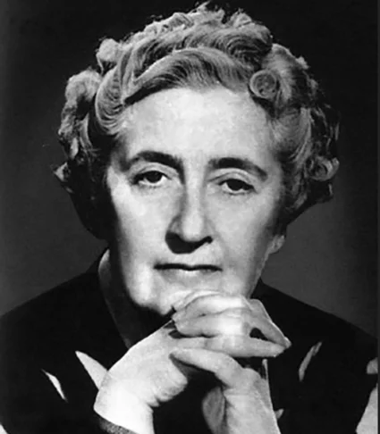 Faz 134 anos que a escritora britânica Agatha Christie nasceu (15/9/1890), em Torquay, uma cidade no condado de Devon, no sudoeste da Inglaterra. Ela se tornou uma das maiores escritoras de todos os tempos, famosa por criar histórias de mistério e suspense. Por isso, ganhou o apelido de Rainha do Crime. 
