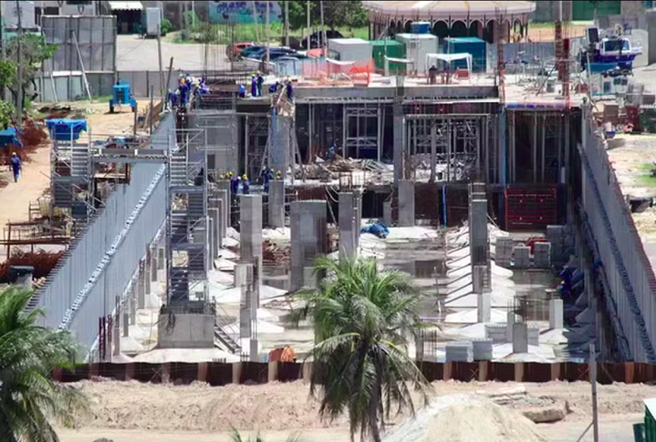 A obra foi idealizada como um grande projeto turístico, prometendo ser o maior aquário da América Latina, mas enfrentou diversos problemas, incluindo falta de financiamento, embargos e questões contratuais. 