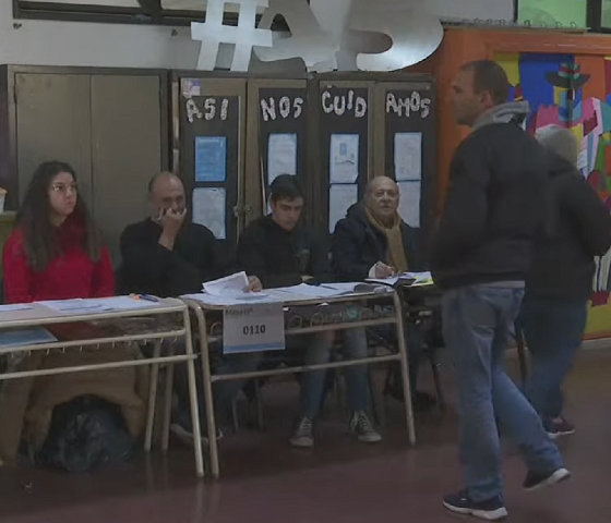 Esse sistema é considerado tradicional e, embora tenha suas vantagens, como a possibilidade de auditoria mais direta, também enfrenta críticas em relação à agilidade e eficiência.