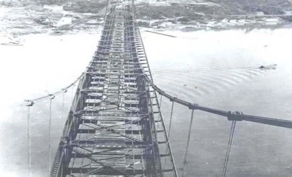 Na década de 1920, Florianópolis foi marcada por grandes obras, como a construção de avenidas e da penitenciária estadual. A principal delas demorou quatro anos para ficar pronta, mas tornou-se cartão-postal da cidade: a Ponte Hercílio Luz. 