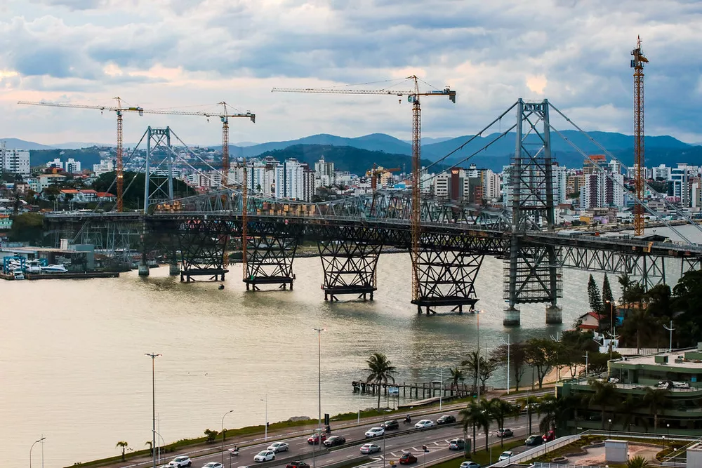 A ponte pênsil foi interditada totalmente para veículos e pedestres em 22 de janeiro de 1982 por causa da deterioração de uma das centenas de barras de olhal. A Ponte Hercílio Luz chegou a ser parcialmente reaberta em 15 de março de 1988, mas foi fechada no dia 4 de julho de 1991.