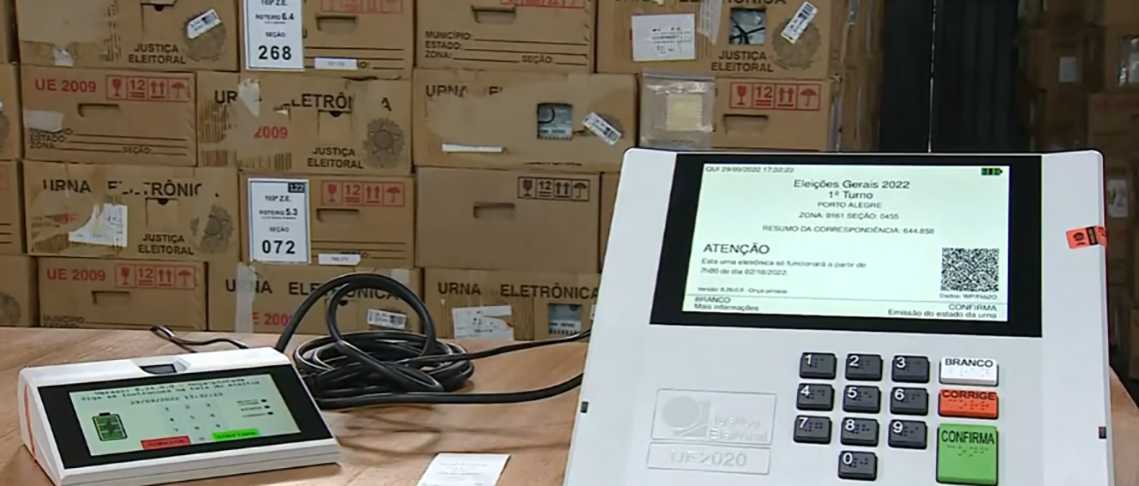 As urnas são totalmente eletrônicas, permitindo que os eleitores registrem seus votos com um simples toque nos botões, eliminando a necessidade de cédulas de papel.