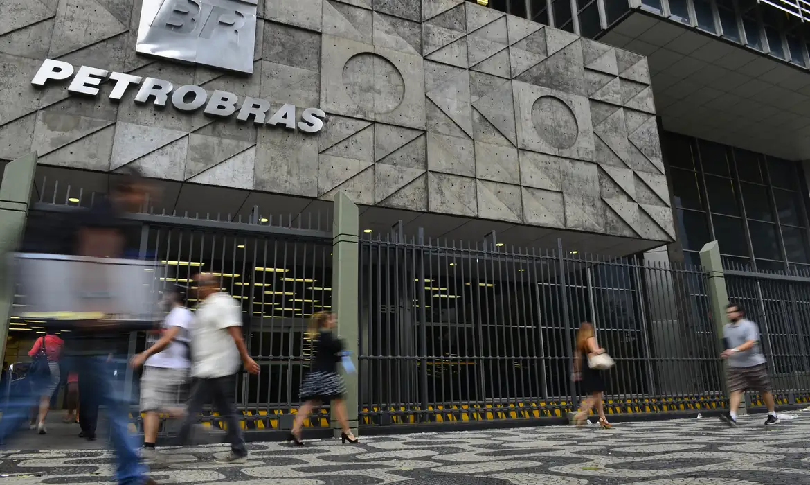 A Petrobras alcançou a marca inédita de um milhão de acionistas individuais na bolsa brasileira, em setembro de 2024. Em cinco anos, houve um crescimento de 170% do número de pessoas que possuem ações da empresa. 