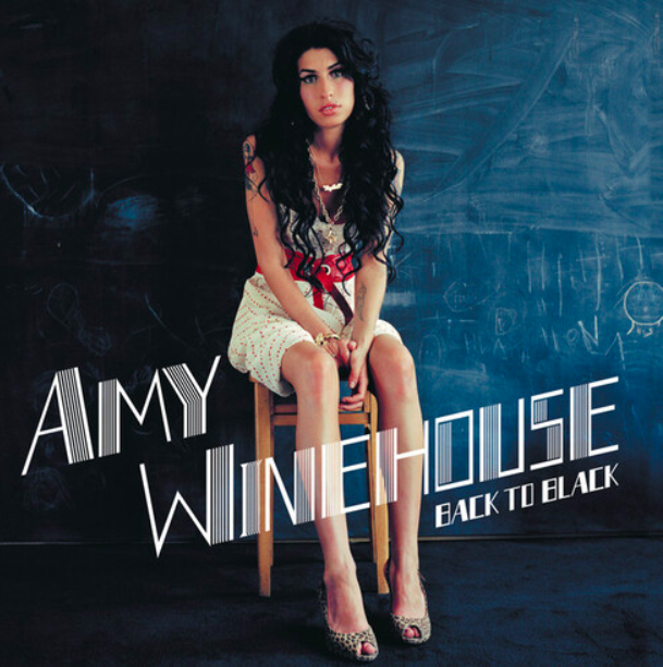 8º) Back to Black (2006), da Amy Winehouse: Esse foi o segundo e último álbum de estúdio da cantora, que morreu precocemente em 2011, aos 27 anos. O disco, que conta com a clássica faixa Rehab, é considerado um clássico moderno e uma obra-prima do soul, R&B e jazz.
