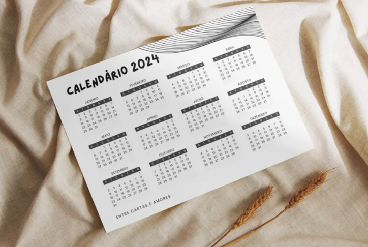 Isso ocorre porque os dias no calendário dos hebreus têm início ao anoitecer, ao contrário do que ocorre no calendário gregoriano (foto) - criado em 1582 por iniciativa do Papa Gregório XIII e seguido pela maioria dos países, incluindo o Brasil. 
