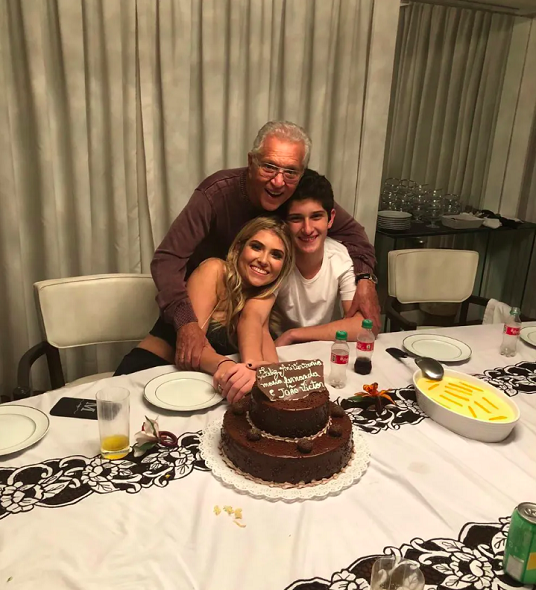 Carlos Alberto de Nóbrega: assim como Renato Aragão, Carlos Alberto também já tinha quatro filhos de seu primeiro casamento. Mas diferentemente de Didi, o apresentador da Praça é Nossa se tornou pai de gêmeos aos 64 anos: Maria Fernanda e João Victor.