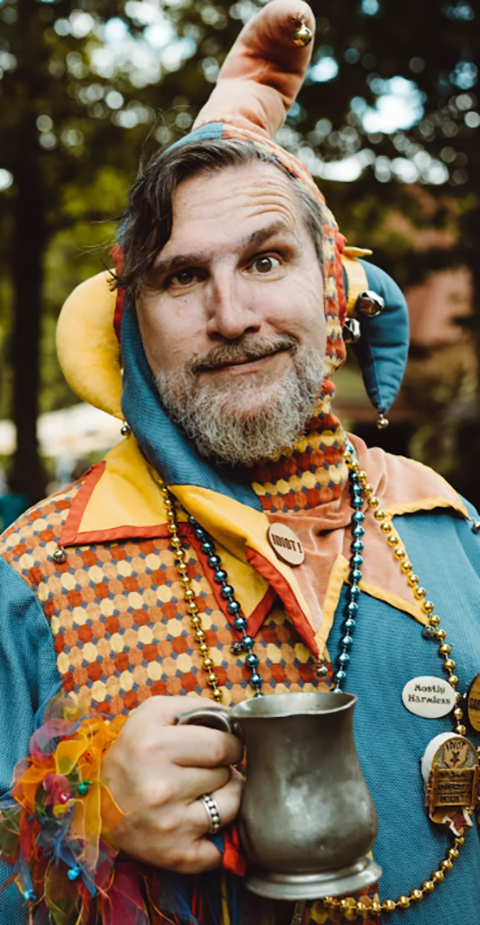 Ele é um bobo, que faz caretas e piadas e que ri de tudo. Não sei o que ele é pra você, mas pra mim ele é perfeito.