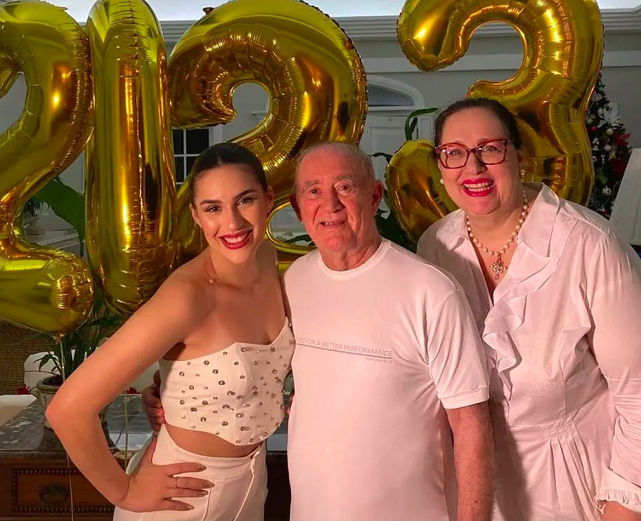 Renato Aragão: o eterno Didi já era pai de quatro filhos de seu primeiro casamento, porém, aos 64 anos, ele deu as boas-vindas a mais um membro para sua família: Lívian Aragão. Hoje Renato Aragão tem 89 anos e sua filha 25.