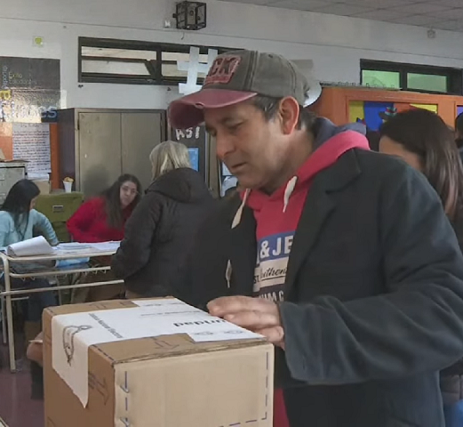 Na Argentina, o sistema de votação ainda utiliza cédulas de papel. Durante as eleições, os eleitores recebem um conjunto de cédulas em que podem escolher seus candidatos.