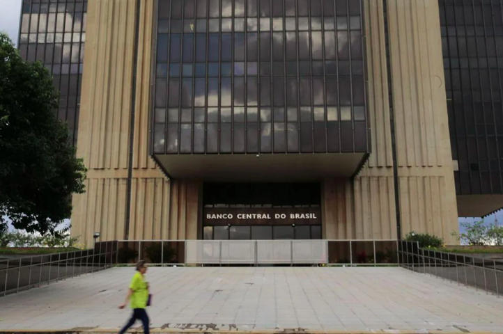 Um levantamento feito pelo Banco Central divulgado na semana passada revelou que, nos primeiros oito meses de 2024, os brasileiros gastaram em torno de R$ 20 bilhões por mês em apostas online.