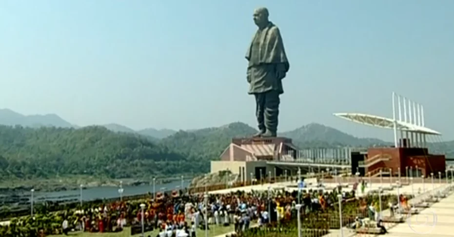 Estátua da Unidade (Índia) - 182m (240m com o pedestal) - Fica na ilha fluvial Sadhu Bet. Uma ponte liga a estátua ao continente. Feita entre 2013 e 2018 em homenagem a Sardar Patel , o primeiro vice-primeiro-ministro e Ministro do Interior da Índia após a independência. O ferro foi doado por mais de 500 mil fazendeiros. 