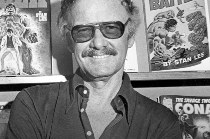 Mas, nos anos 1950, o clima foi mudando e a DC Comics, concorrente da Marvel, lançou a Liga da Justiça. Super-heróis e vilões se destacaram no cenário cultural. E a direção da Marvel liberou Lee para dar vazão à criatividade.