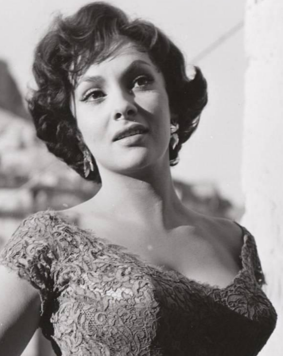 Conhecida como “A Mulher Mais Bela do Mundo” nos anos 50, Gina Lollobrigida atuou em muitos filmes, sendo “Quando Setembro Vier” (1961) um dos mais importantes de todos.