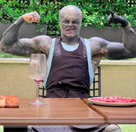 “Homem-alienígena”: O francês Anthony Loffredo passou por várias modificações corporais para se transformar em um “alienígena”. Ele chegou a retirar as orelhas, parte do nariz e dedos da mão…