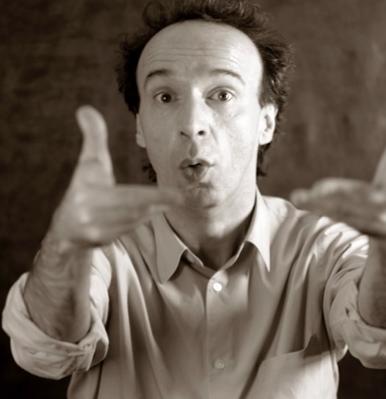 Benigni também ficou conhecido por algumas polêmicas fora das telas,  como quando, por exemplo, insultou o Papa João Paulo II durante um programa de TV nos anos 80.