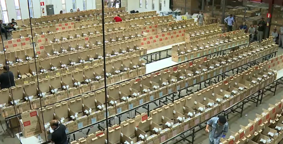 A urna eletrônica utilizada no Brasil foi projetada e construída por brasileiros, levando em consideração as características e necessidades específicas do nosso país.