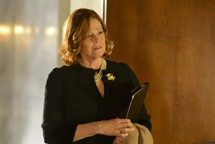 A atriz também teve uma carreira de sucesso no teatro e na televisão. Ela foi indicada ao Tony Award por sua atuação na peça Hurlyburly e estrelou na minissérie Animais Políticos, pela qual recebeu uma indicação ao Emmy.