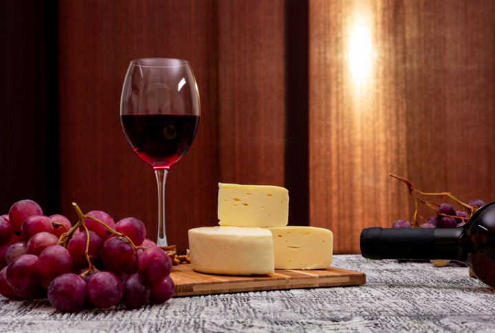 15º) Piemonte, Itália: A culinária do Piemonte, região do norte da Itália, é uma das mais refinadas e diversificadas do país. Caracteriza-se pelo uso de ingredientes frescos e de alta qualidade, como carnes, queijos, avelãs, trufas e vinhos.